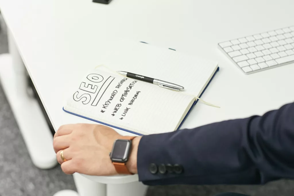 SEO 行銷
https://unsplash.com/photos/a-person-writing-on-a-piece-of-paper-Q_HUQlTjZeU?utm_content=creditCopyText&utm_medium=referral&utm_source=unsplash