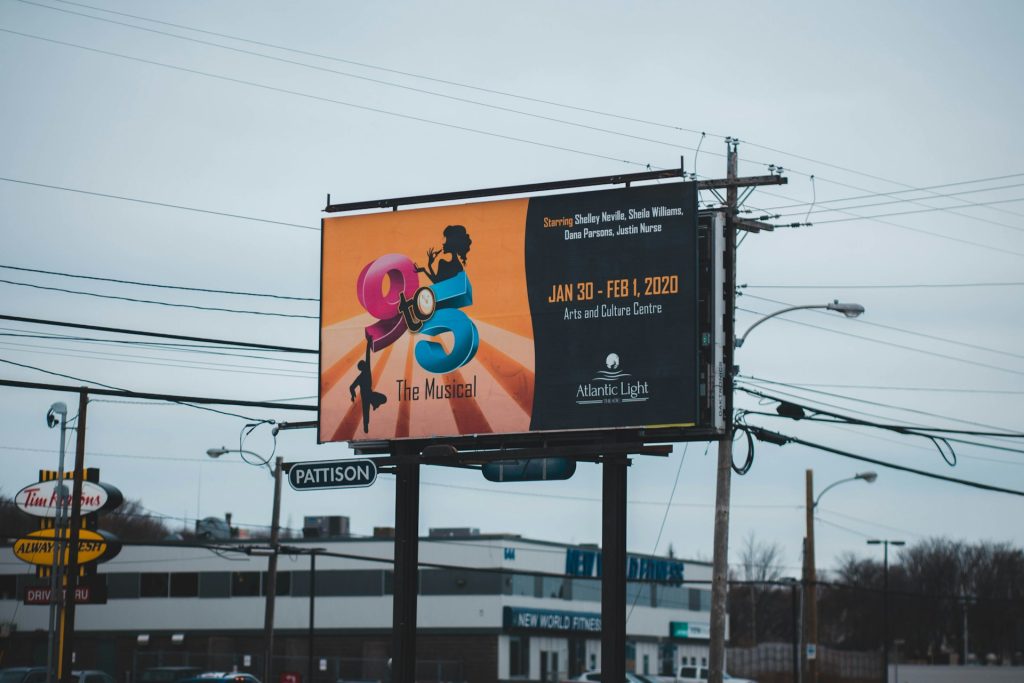 整合行銷相較傳統行銷,更重視與消費者的互動 / Photo by Erik Mclean on Unsplash